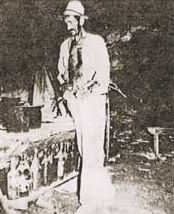 Andrés Isla en la Cueva del Humo