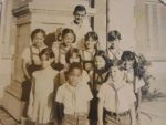 La antigua escuela Masa Arredondo, hoy Leonardo Luberta Noy o Escuela de Arte. El maestro Morejón fundador de la Luberta en 1979 acompañado de algunos alumnos.