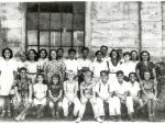 Foto tomada alrededor de los años 1940 son Alumnos de la American Central School en Santa Ana, Los alegres muchachos son de pie: izquierda a derecha: Tete Viamonte, Peter Smiller, Migdalia Abreu, Teresa Ordoñez, Teresa Ullrich, Pepe Copa, Luis Fumero, Roberto Manet, Bebo Lopez, Jose (Pepe) Muñoz, Isis Rodriguez, Sandy Schalmer, Auturo Waterton, Mercedes Viamonte y Dora Rives.Sentados Serafina Palacios, la hermana de Octavio Barcelo, Barbara Steward, Roberto Blanco, Billy Mills, Oscarito Leal, Rene Gomez, Octavio Barcelo y Nelida Rodriguez. La maestra era Miss Warehouse.