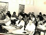 Mujeres de Isla de Pinos pasando cursos para luego trabajar en los talleres de Cerámica en 1977